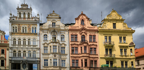 Fototapeta na wymiar Blick auf Mietshäuser in der Innenstadt von Pilsen, Tschechien, Panoramaaufnahme