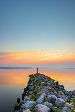 Mole von Greifswald-Wieck an der Ostsee im Sonnenaufgang