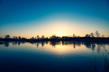 Zachód słońca nad wodą