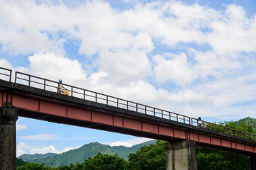 橋を自転車で渡る