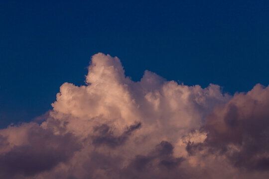 夕暮れ時の夏の雲