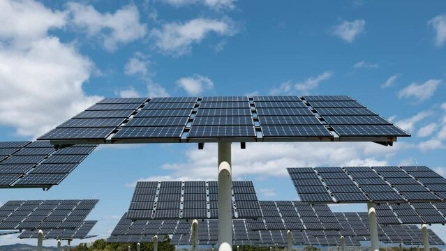 効率を最大化するために太陽を追尾する太陽光発電ソーラーパネルのタイムラプス映像（フィックス）