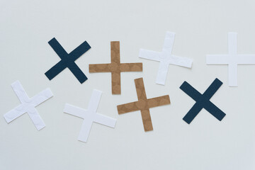 Obraz premium x, plus, positive, cross symbols on blank paper