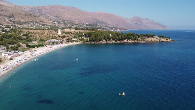 Immagine aerea della spiaggia di Guidaloca, in Sicilia. 