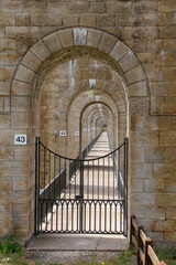 belle vue dans les arches du pont