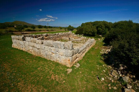 Recinto rectangular.Yacimiento arqueologico de s' Hospitalet Vell. 1000-900 antes de Jesucristo.Mallorca.Islas Baleares. Espa&ntilde;a.