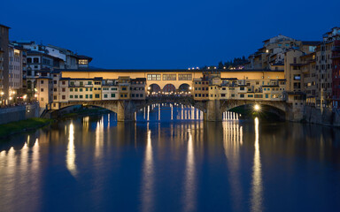 Fototapeta na wymiar Fierenze - Ponte Vecchio all'ora blu.