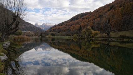 Fototapeta na wymiar Lac couleurs d'automne - Hautes Alpes