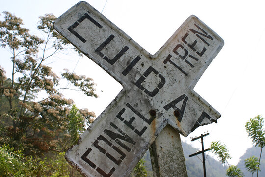 Letrero Cuidado Con El Tren, México