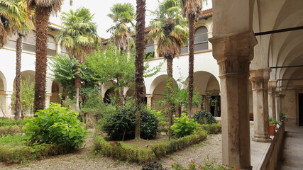 Chiostro giardino circondato da portici della Chiesa San Giovanni Battista  Vittorio Veneto