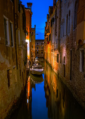 Obraz na płótnie Canvas Quartier du Cannaregio à Venise de nuit. 