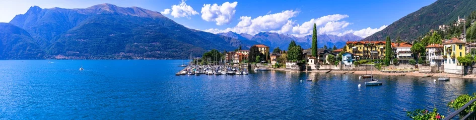 Poster Stynning idyllisch meerlandschap, geweldig Lago di Como. Panoramisch uitzicht op de prachtige stad Bellano. Italië, Lombardije © Freesurf