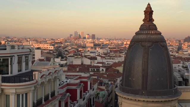 Vista panor&aacute;mica de la ciudad de Madrid al atardecer, Espa&ntilde;a.
