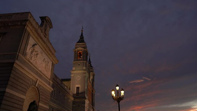 Atardecer en la Catedral de la Almudena, Madrid, Espa&ntilde;a.