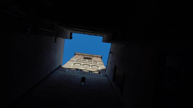 Torre mud&eacute;jar en la iglesia de San Nicol&aacute;s de los Servitas, Madrid, Espa&ntilde;a, considerada como el monumento m&aacute;s antiguo de Madrid