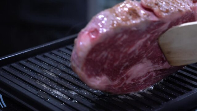 Cocinando un chulet&oacute;n a la parrilla.