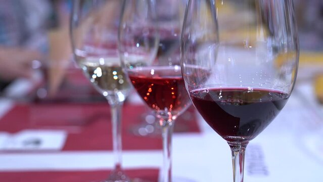 Detalle de tres copas de vino: blanco, rosado y tinto.