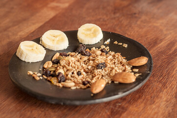 Banana, oats, raisins and almonds. Preparation. Vegan. Healthy.
