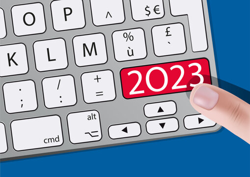 Un doigt appuie sur une touche d’un clavier d’ordinateur sur laquelle est écrit l’année 2023, pour présenter les objectifs d’une entreprise.
