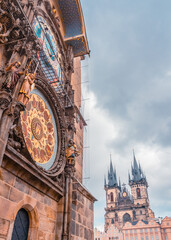 Obraz premium The famous astronomical clock in the old town of Prague