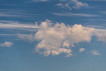 Chmury przed wschodzącym księżycem