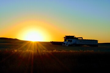 Naklejka premium Last Rays of an Eastern Montana Harvest Sunset