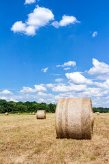 Strohballen mit blauem Himmel und Schäfchenwolken
