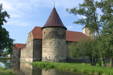 Fototapeta na wymiar The water castle of Švihov - gothic granary - view from the northeast 