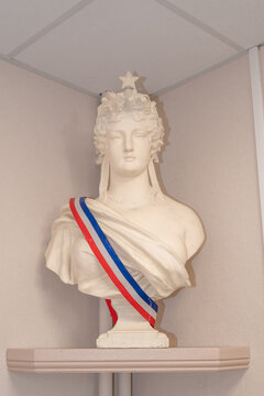 buste de Marianne, statue dans une mairie sur son pr&eacute;sentoir, repr&eacute;sentant la r&eacute;publique fran&ccedil;aise