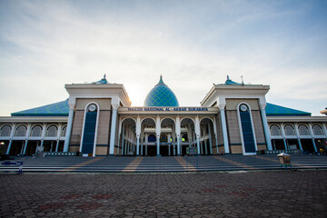 Obraz premium Al-Akbar National Mosque Surabaya, the biggest mosque in Surabaya, East Java Province. The place for islamic people to pray. 
