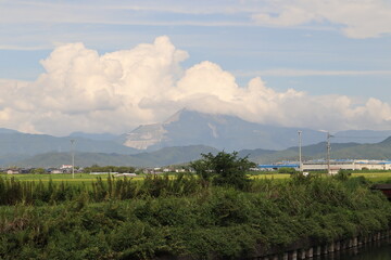 滋賀県長浜市から望む伊吹山と夏の雲