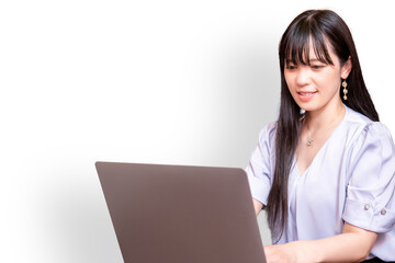 笑顔でノートパソコンを操作する女性