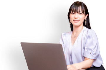 笑顔でノートパソコンを操作する女性