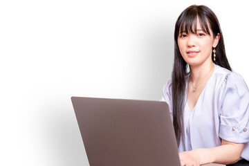 笑顔でノートパソコンを操作する女性