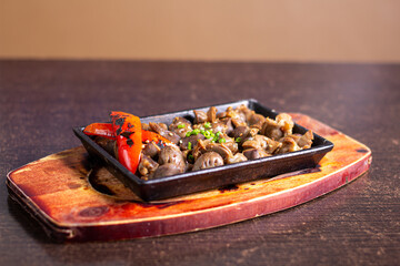 Fried sweetbreads, bathed in sarsa with vegetables.