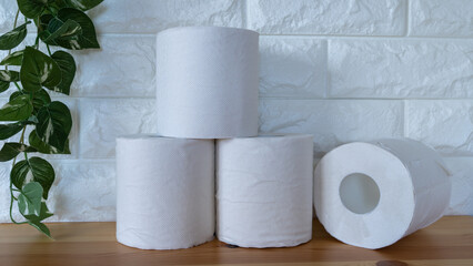 テーブルに積まれたトイレットペーパー