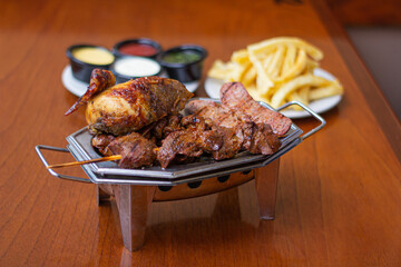 Chicken grill, with vegetables, accompanied by potatoes.
