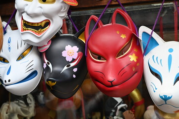 日本の京都で狐のお面が並ぶ風景