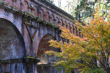 Obraz premium 秋の京都 南禅寺の水道橋の紅葉