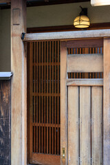 木造日本家屋の木製引き戸の玄関