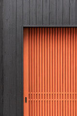日本家屋の黒い板塀と格子の引戸