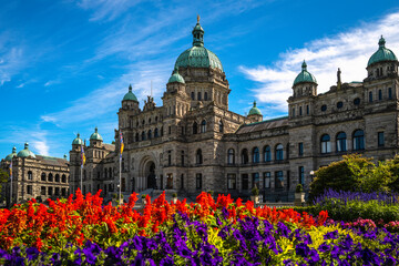 Fototapeta na wymiar Beautiful landscape of Legislative Assembly of British Columbia building and vibrant flowers in full bloom in the garden, Downtown Victoria, Vancouver Island, BC, Canada