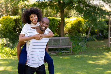 Obraz premium Happy young couple holding each other in the garden