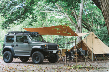 オートキャンプ場でキャンプ（自動車・RV車・SUV）
