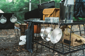 シェラカップとキャンプの調理台
