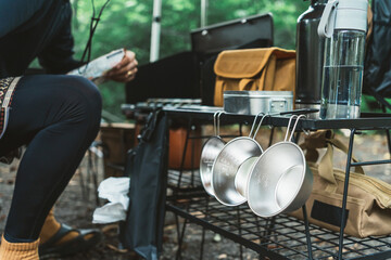 キャンプで料理を作る男性（キャンプ飯）
