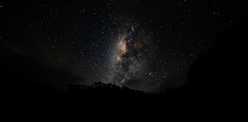 fotograf&iacute;a de la v&iacute;a l&aacute;ctea hace hermoso paisaje nocturno