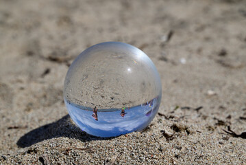 Fototapeta na wymiar strand in cambrils durch glaskugel fotografiert
