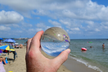 strand in cambrils durch glaskugel fotografiert