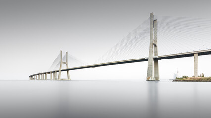 Langzeitbelichtung der Ponte Vasco da Gama in Lissabon